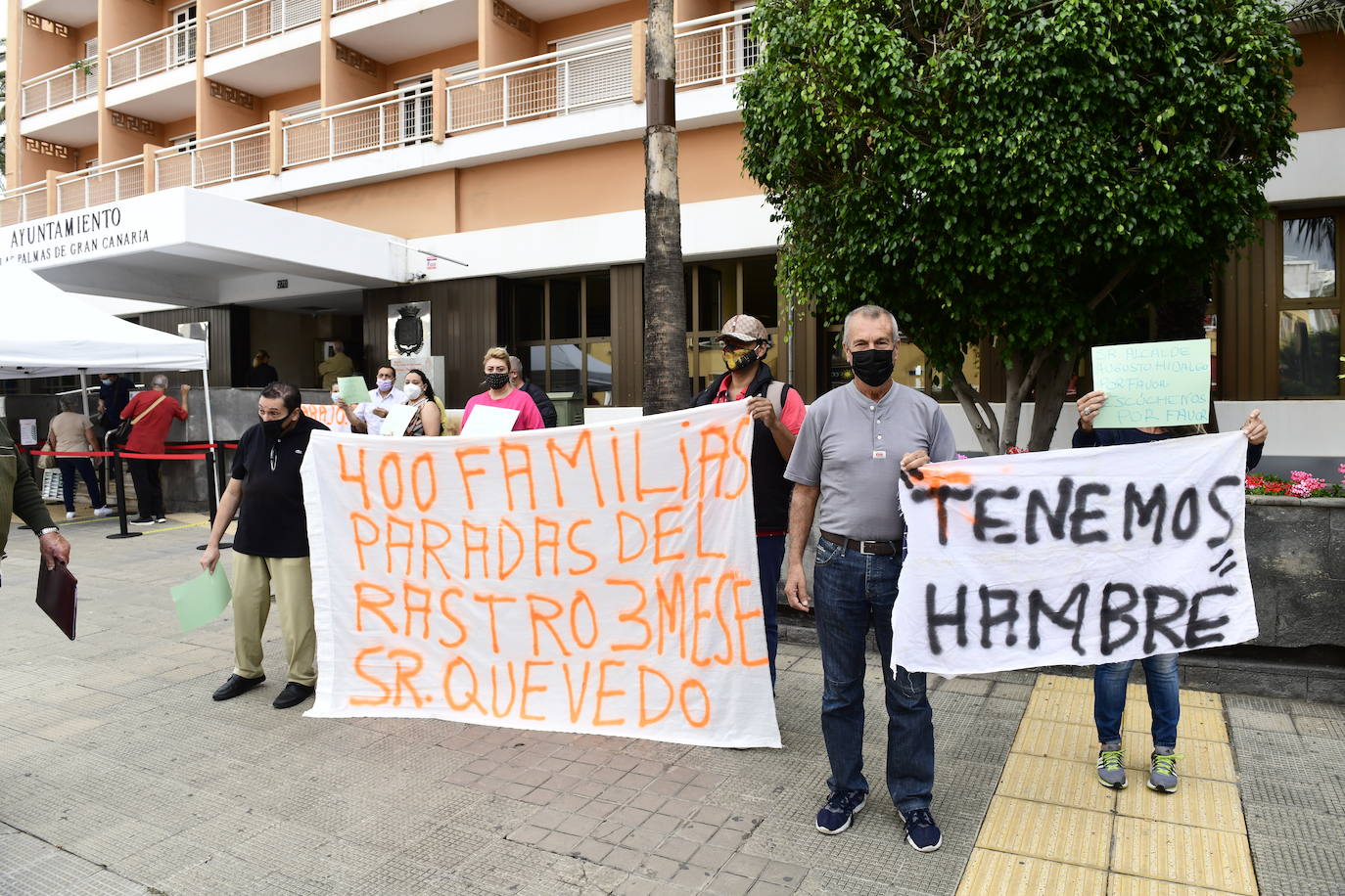 Imagen de archivo de una protesta de puesteros del Rastro ante el Ayuntamiento. 