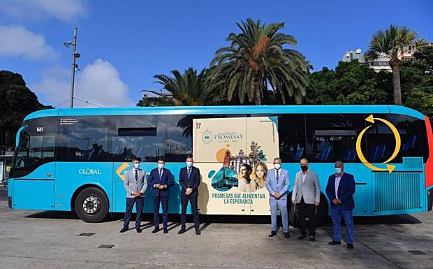 La 'Guagua de las Promesas' de Global vuelve a llevar la devoción hasta Teror