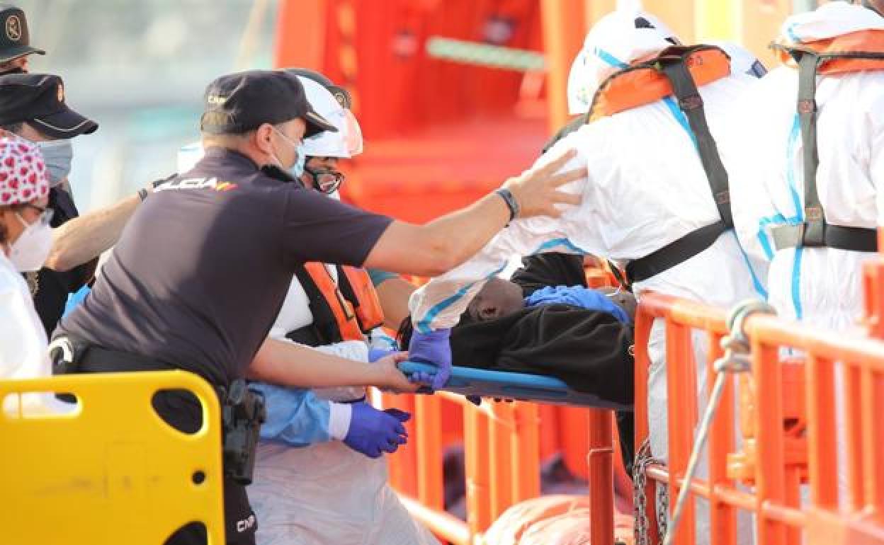 Imagen del desembarco de las víctimas de una patera rescatada a 500 kilómetros de El Hierro. 