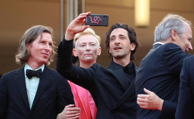El director Wes Anderson junto a Tilda Swinton y Adrien Brody en el reciente Festival de Cannes.