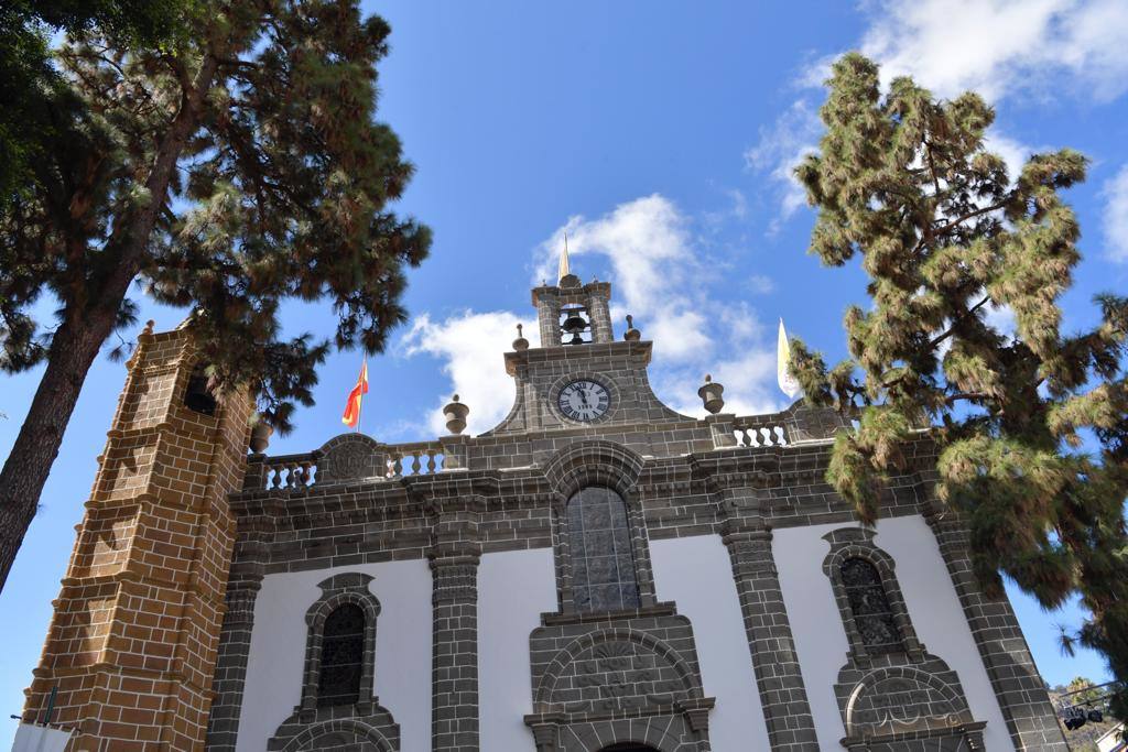 Fotos: La bandera de la Fiesta del Pino 2021 ya ondea en lo alto de la Basílica