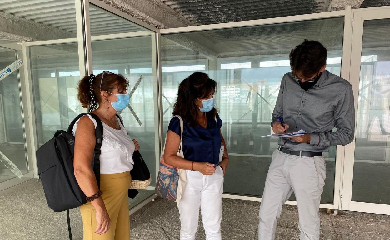 Conchi Monzón, consejera de Arquitectura (izquierda), en la obra. 