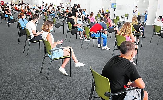 Imagen de archivo de jóvenes a la espera de pincharse en el punto de vacunación masiva de Infecar, en la capital grancanaria. 