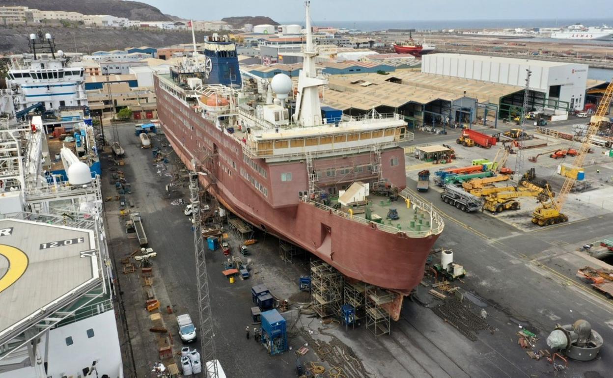 El 'Africa Mercy' en el astillero de Astican, donde se le ha sometido a un trabajo de obra mayor. 