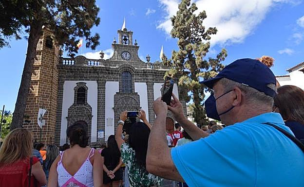 La bandera de la Fiesta del Pino 2021 ya ondea en lo alto de la Basílica