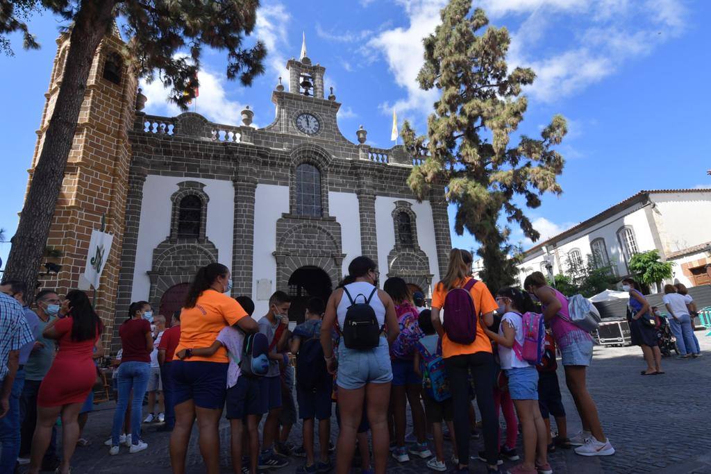Fotos: La bandera de la Fiesta del Pino 2021 ya ondea en lo alto de la Basílica
