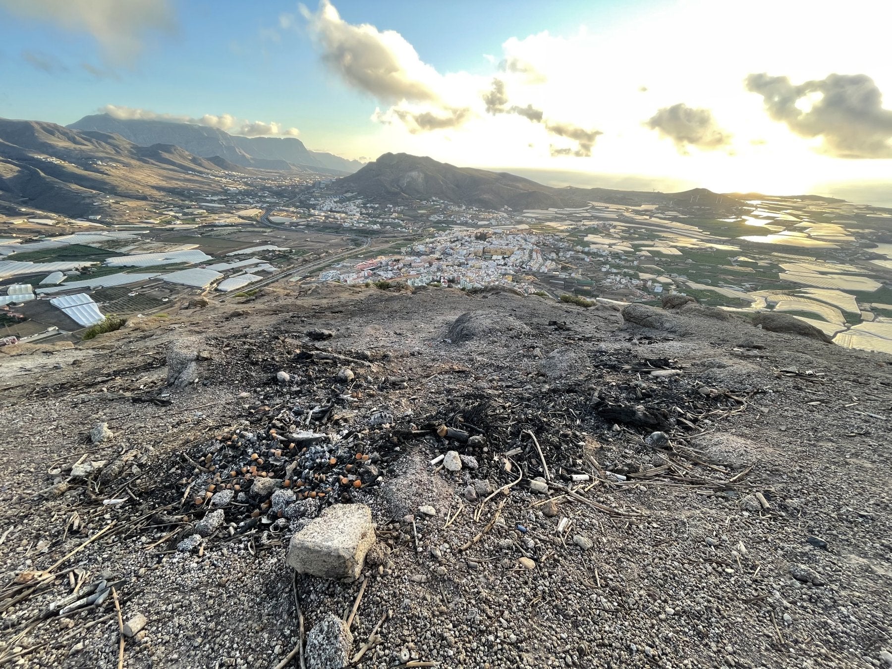 En las imágenes se aprecia la basura que dejó el espectáculo pirotécnico y que aún nadie ha ido a recoger. 