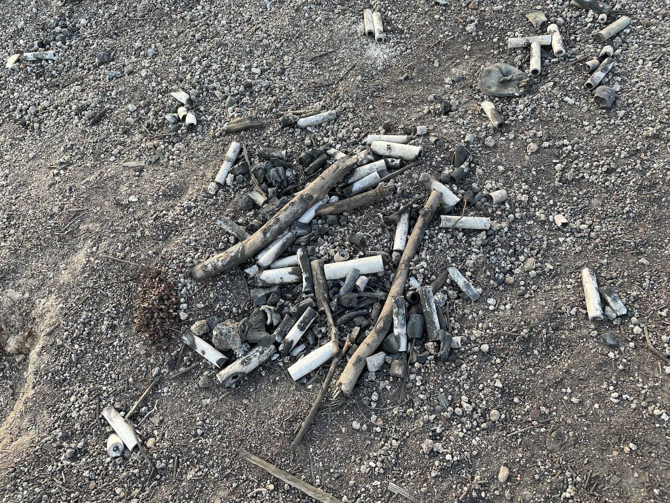 Imagen principal - Los fuegos llenan de basura la montaña de Gáldar