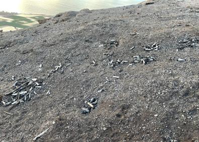 Imagen secundaria 1 - Los fuegos llenan de basura la montaña de Gáldar
