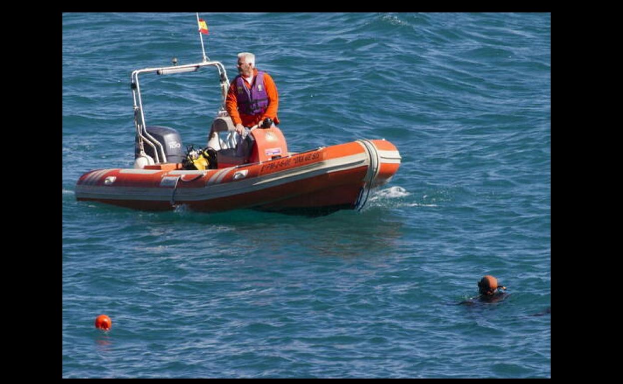 La Guardia Civil en el mar en Cala Mandia