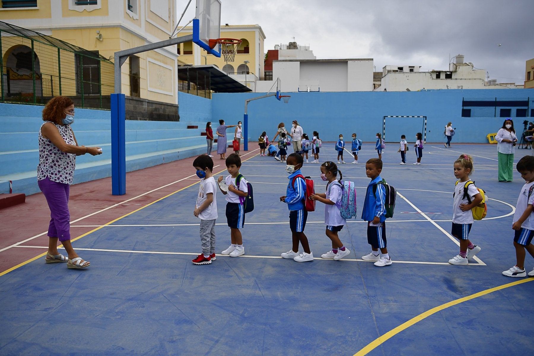 Alumnado del colegio León y Castillo de la capital grancanaria en el primer día de clase del curso pasado. 