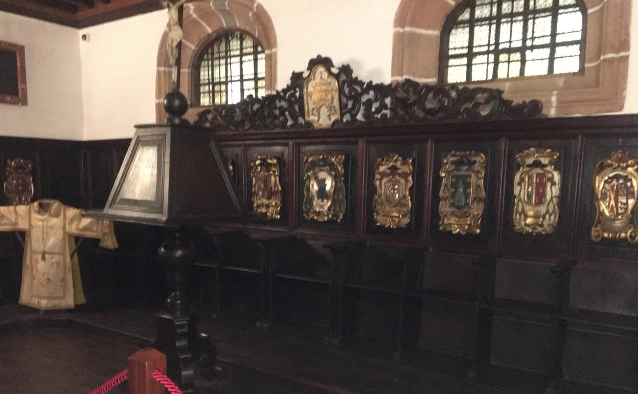 Coro. Está justo detrás del altar mayor.