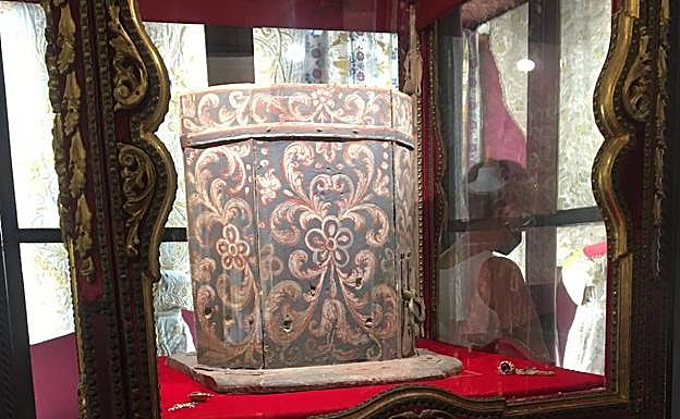 Imagen principal - En la foto superior, soporte o base del siglo XVII que se usaba para sujetar a la Virgen al vestirla con sus ropajes. Abajo, cruz hecha con madera de tea del pino en el que, según la tradición, apareció la patrona, árbol que cayó en 1684. Al lado, singular aguamanil de piedra en la entrada del museo. 