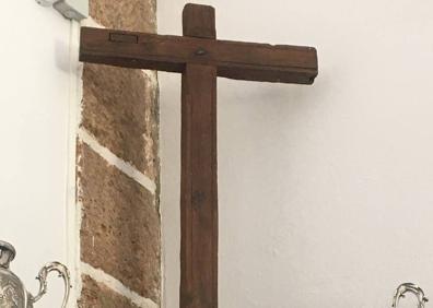 Imagen secundaria 1 - En la foto superior, soporte o base del siglo XVII que se usaba para sujetar a la Virgen al vestirla con sus ropajes. Abajo, cruz hecha con madera de tea del pino en el que, según la tradición, apareció la patrona, árbol que cayó en 1684. Al lado, singular aguamanil de piedra en la entrada del museo. 