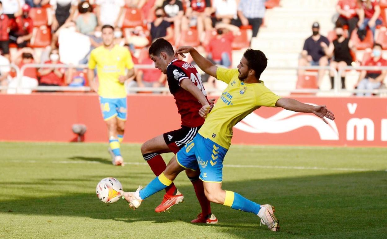 Kirian trata de arrebatarle el esférico a Meseguer.