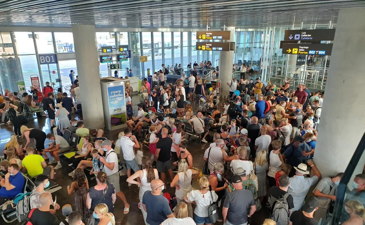 Imagen de los pasajeros el pasado sábado en Gando, esperando sus maletas tras horas de retraso. 