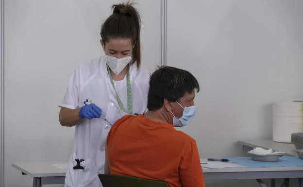 Imagen de archivo de una sanitaria vacunando a un hombre en Infecar. 