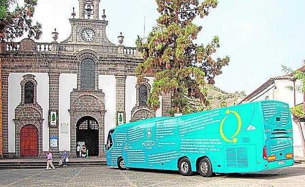 Guagua de Global en pleno corazón de Teror. 