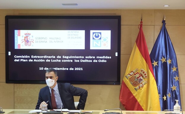 Sánchez preside la comisión de seguimiento contra los delitos de odio. 