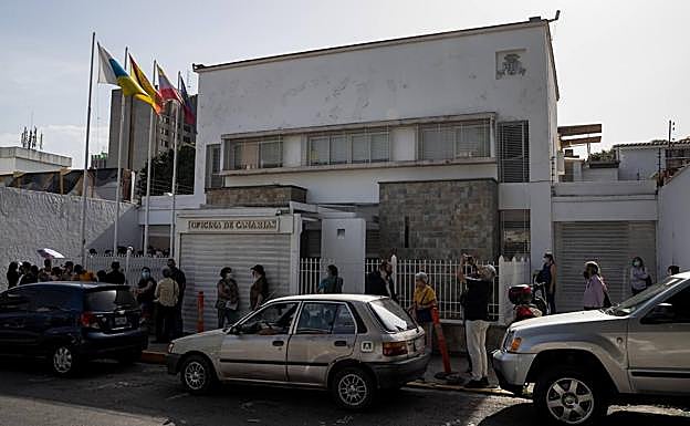 Imagen principal - El Gobierno de Canarias subirá las ayudas para sus emigrantes en 2022