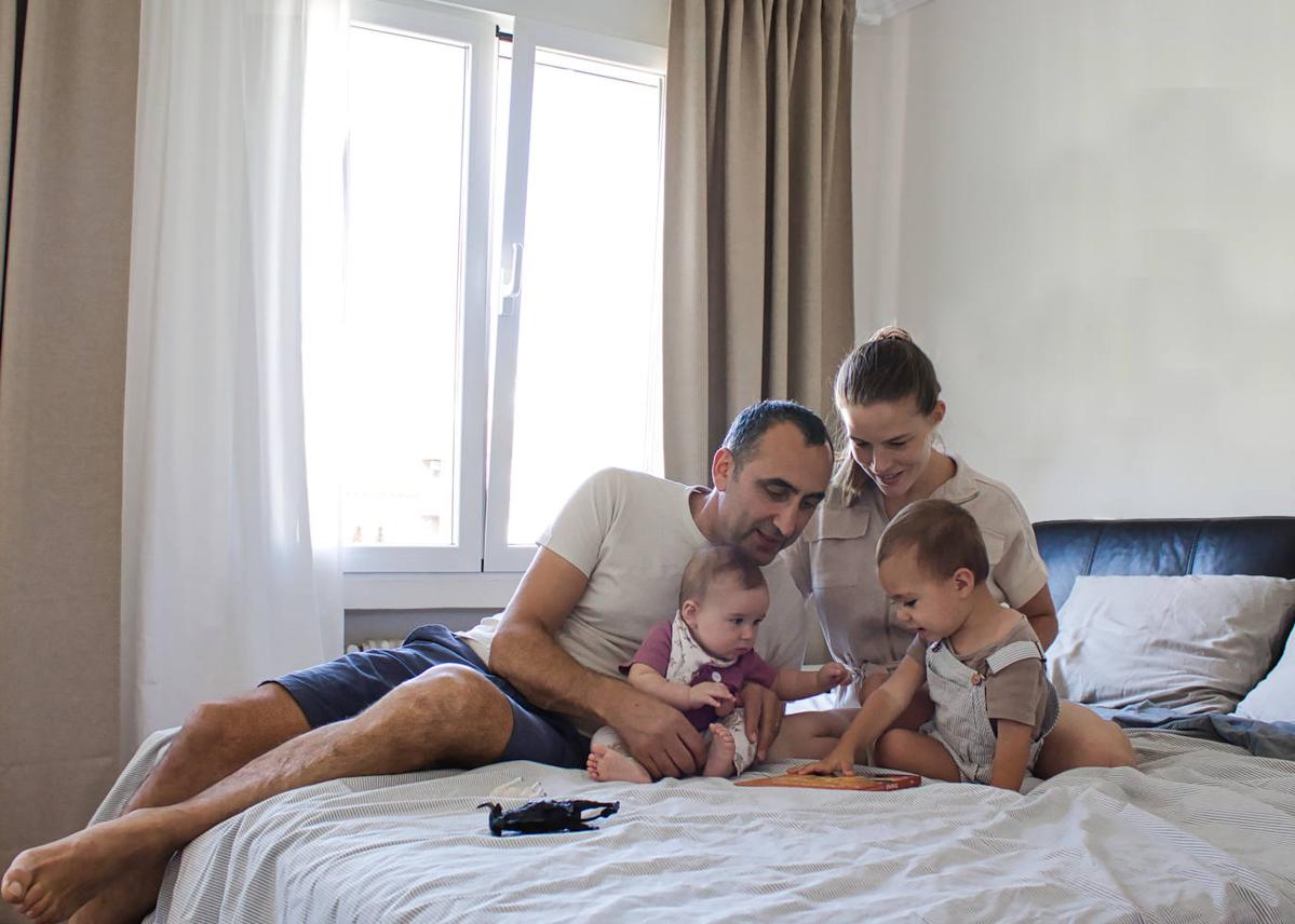 Con su mujer Anna y sus hijos Dara y Liya, en su casa de Madrid.