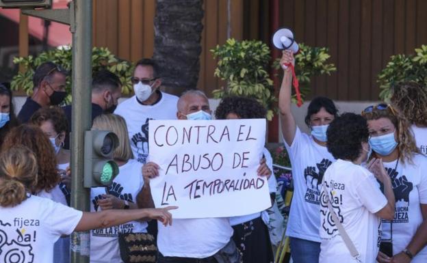 Imagen de una de las últimas protestas en agosto del personal temporal frente al Ayuntamiento de las Palmas de Gran Canaria. 