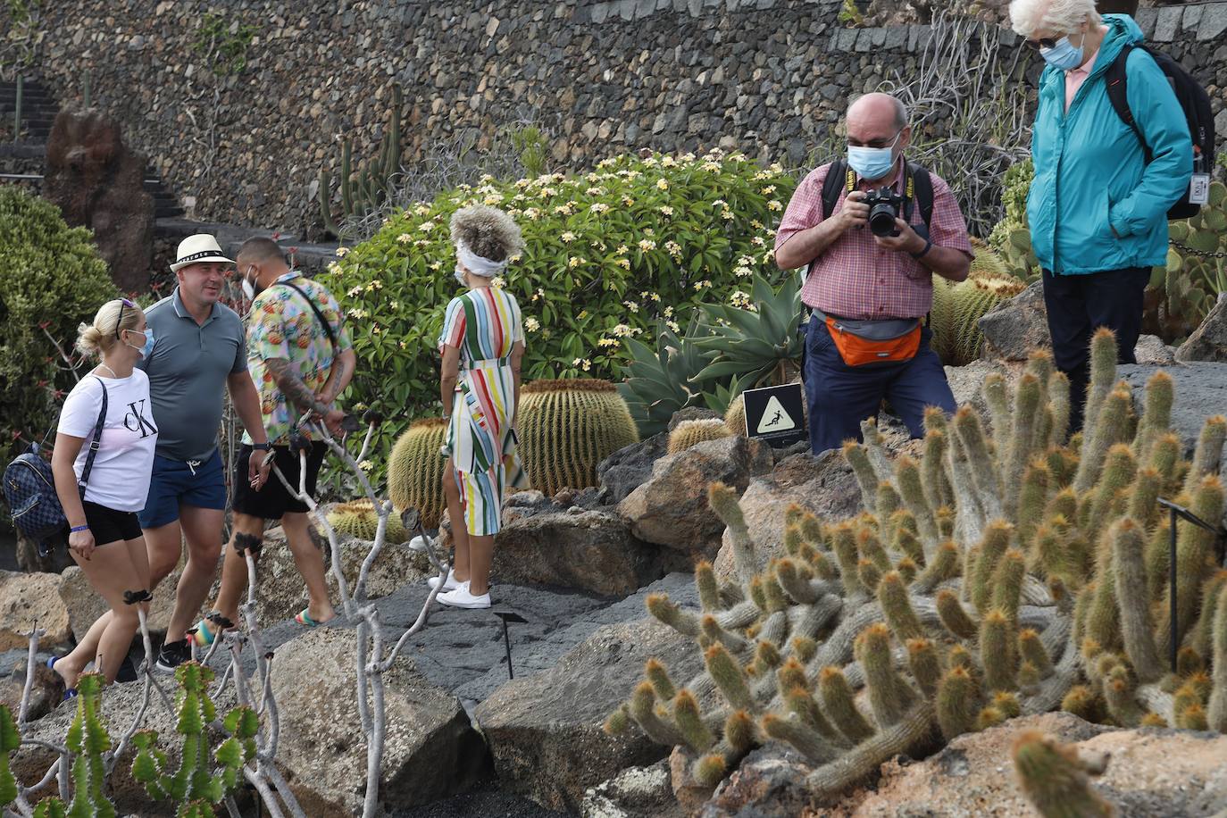 Imagen de turistas extranjeros en el Jardín de Cactus, en Lanzarote. 
