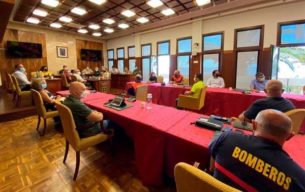 El grupo de Gobierno del Cabildo de La Palma ha mantenido este miércoles una reunión de coordinación con los servicios esenciales de la isla ante el incremento de la actividad sísmica en la zona de Cumbre Vieja. 