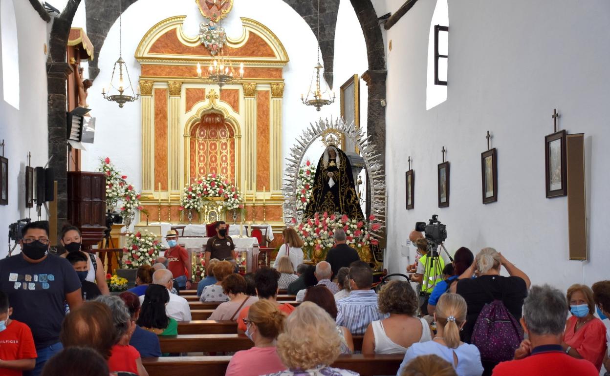 Fieles en el templo. 
