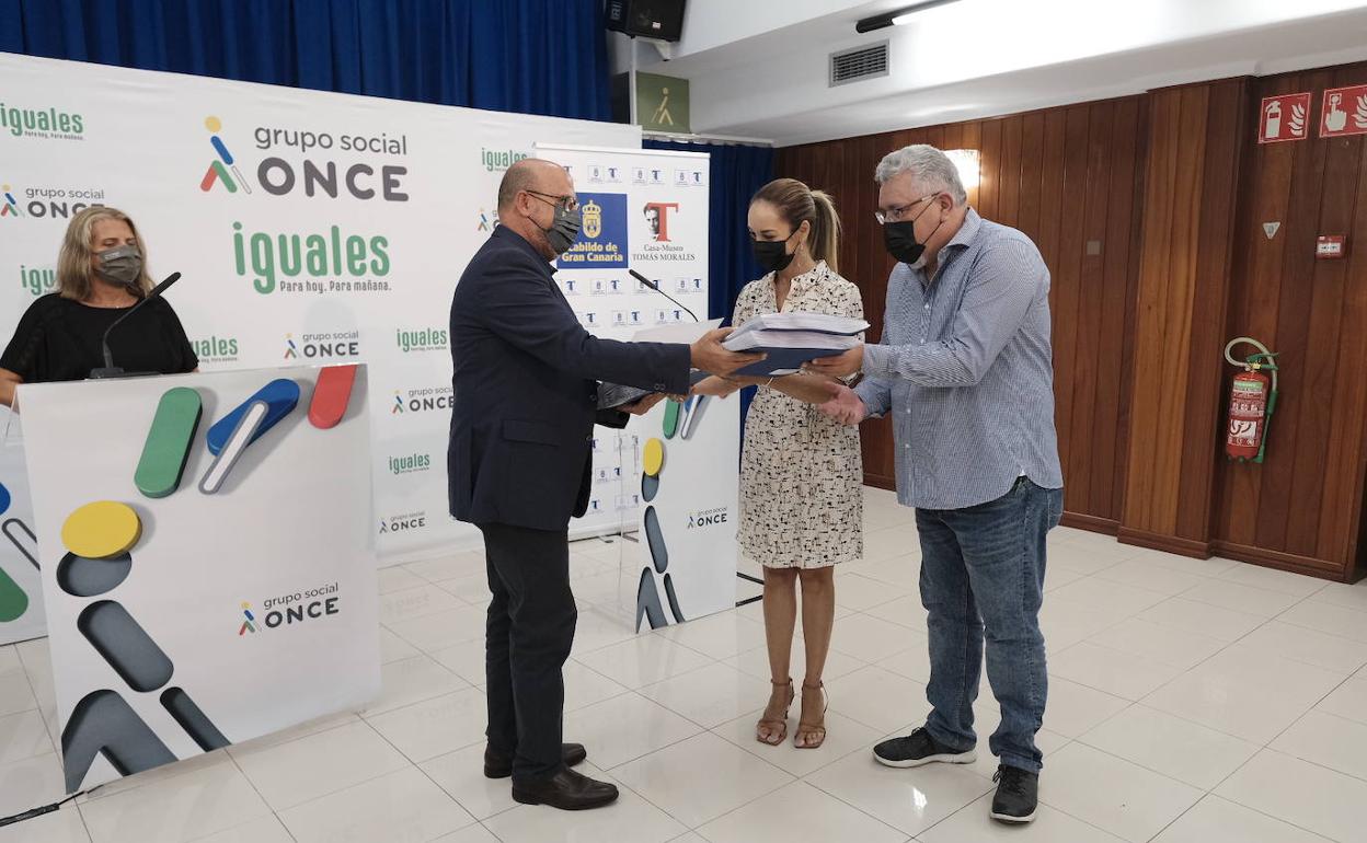 Acto de entrega de los volúmenes en braille. 