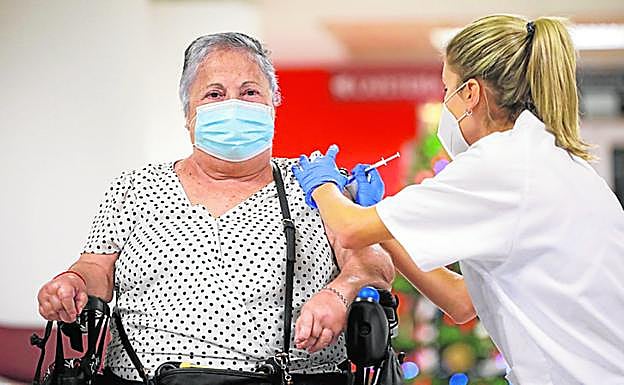 María del Carmen Deniz, la primera vacunada en Gran Canaria. 