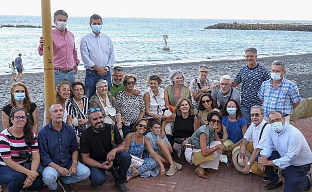 Imagen principal - Arriba, familiares de la homenajeada y cargos públicos de Santa Lucía tras el acto. Abajo, un momento del dispositivo, con la grúa cargando el conjunto de la piedra grande y la escultura. El conjunto pesa 5.700 kilos. Al lado, la niña Isabel, el día de su comunión (foto cedida por la familia).