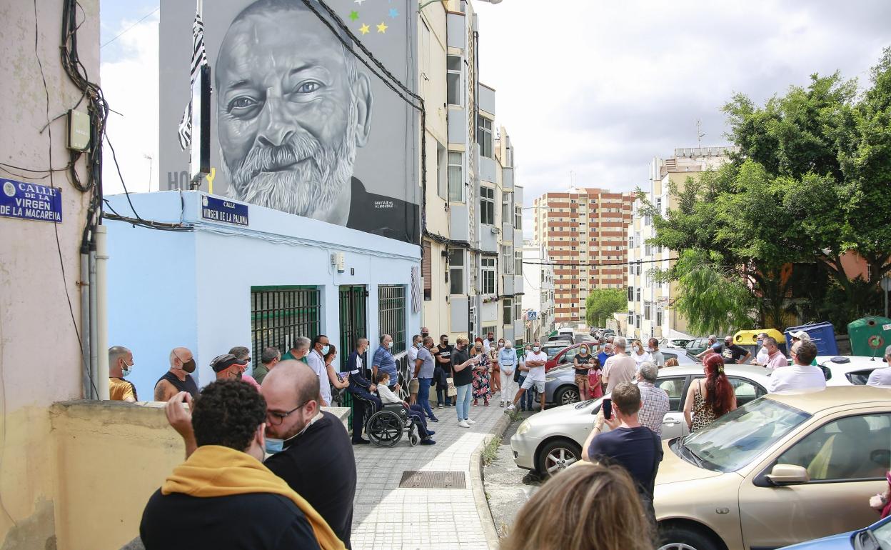 Los vecinos de Las Rehoyas recordaron con emoción a Puche junto a su mural.