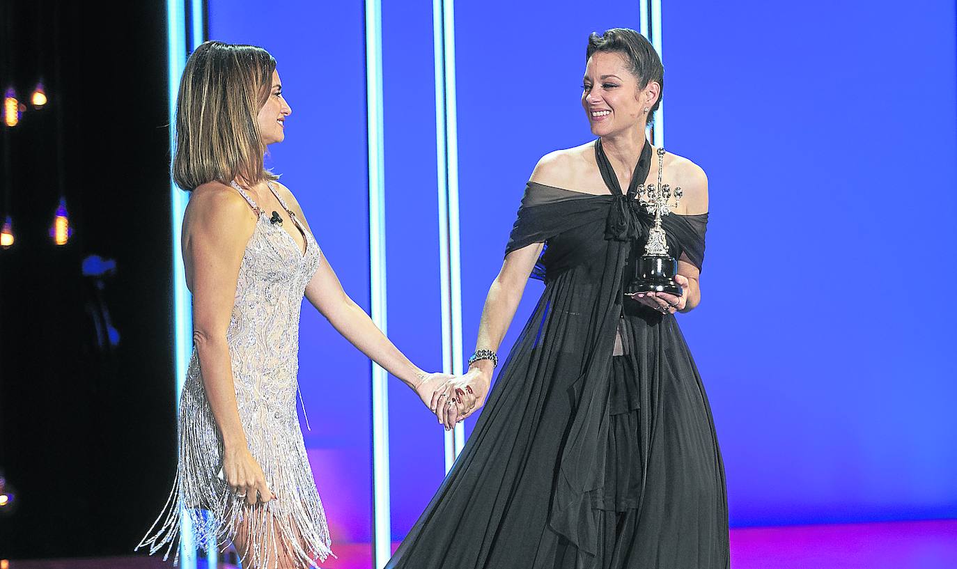 Cotillard recibe el Premio Donostia de manos de Penélope Cruz