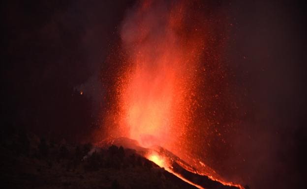 Una boca eruptiva expulsa lava y piroclastos en la zona de Cabeza de Vaca en El Paso. La sensación fue que el cielo tembló. 