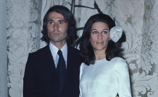 Imagen principal - Raphael y Natalia Figueroa se casaron en Venecia en 1972. Imagen de juventud del cantate y póster de 'Raphaelismo'.