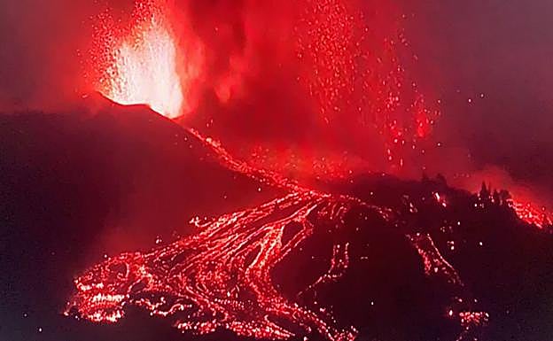 El volcán expulsa casi 22.000 toneladas de dióxido de azufre en las primeras horas