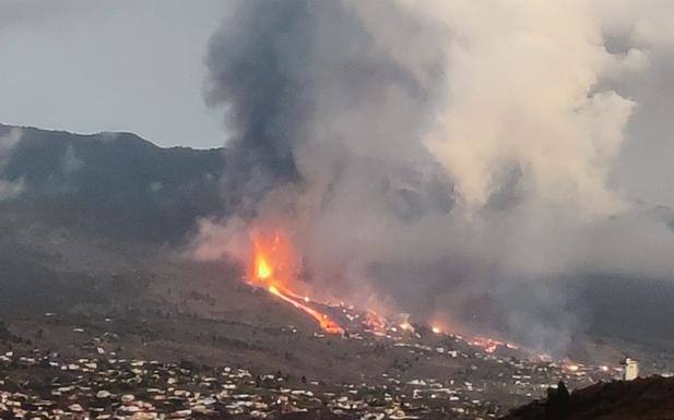 La lava se acerca al mar imparable