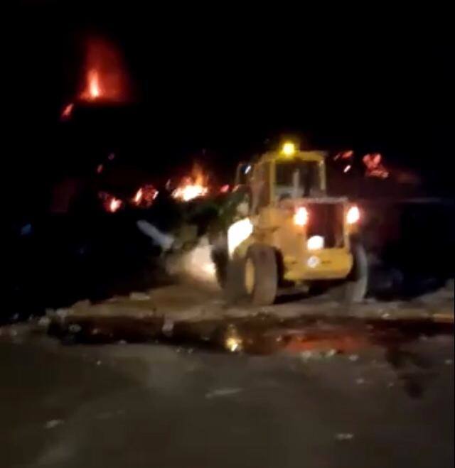 Intentan encauzar la lava con un tractor para salvar las casas
