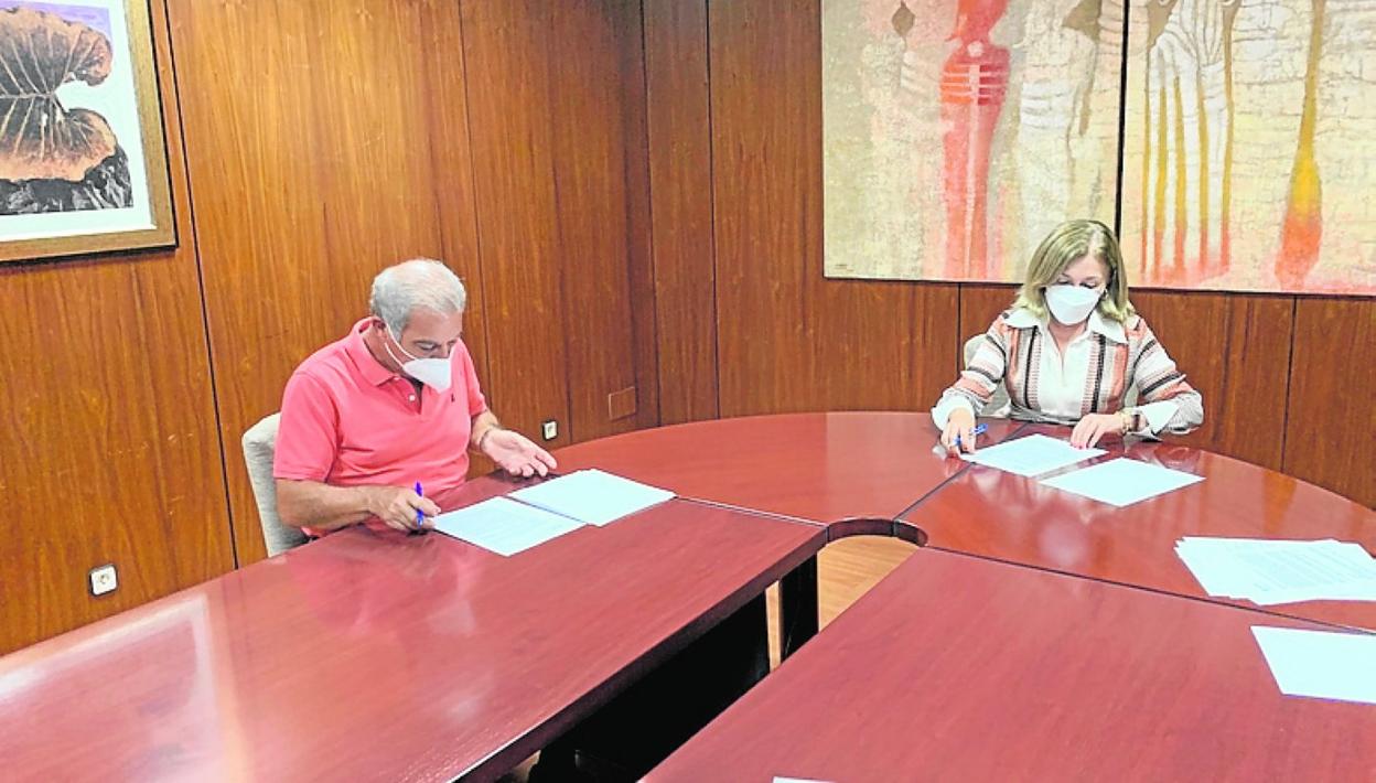 Carlos Estévez y Lourdes Armas firman el convenio. 