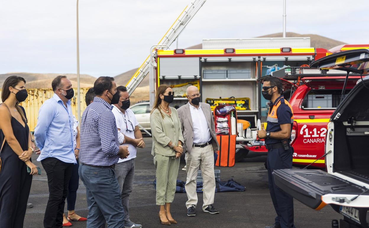 La alcaldesa Pilar González y otros concejales escuchan las explicaciones de bomebros y Protección Civil.