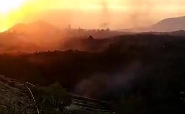 Remolino generado por el calor de la colada de lava