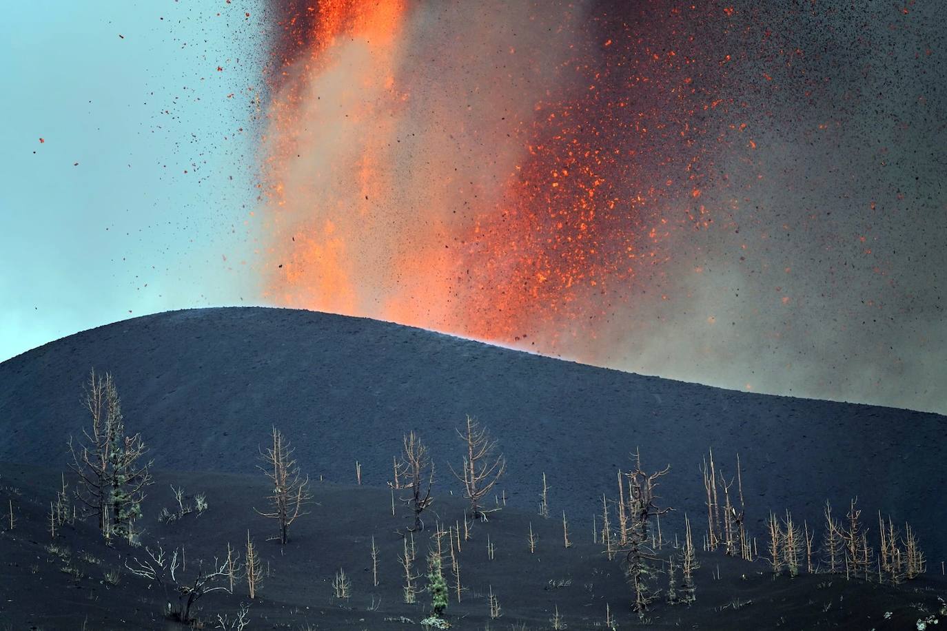 La erupción de La Palma está siendo muy devastador. La lava se come todo a su paso en el avance hacia el mar. 