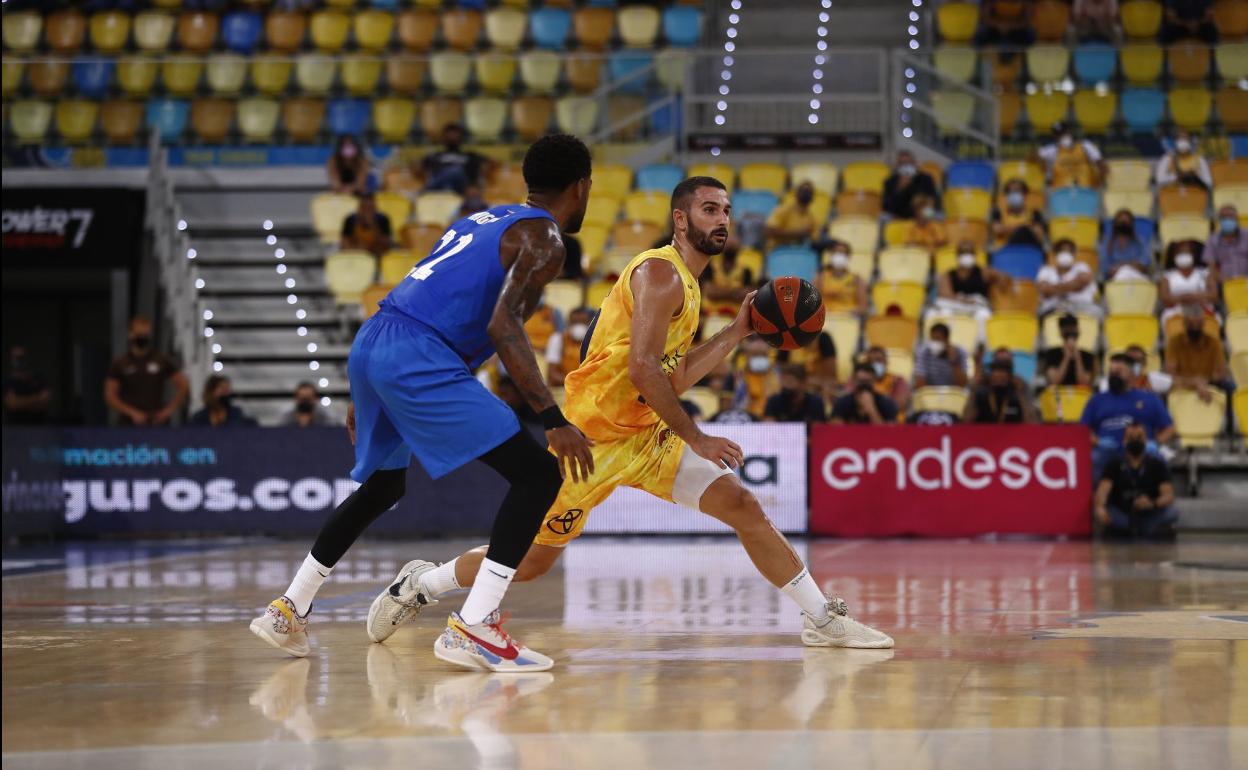 Javi López -base titular ante el Barça, busca a un compañero ante la vigilancia de Cory Higgins en una acción del partido. 