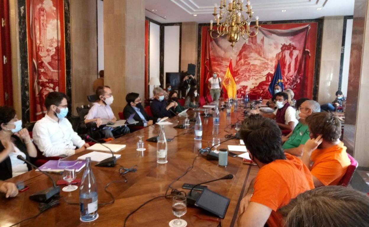 Representantes de seis partidos se reunen este jueves en el Congreso con sindicatos de inquilinos.