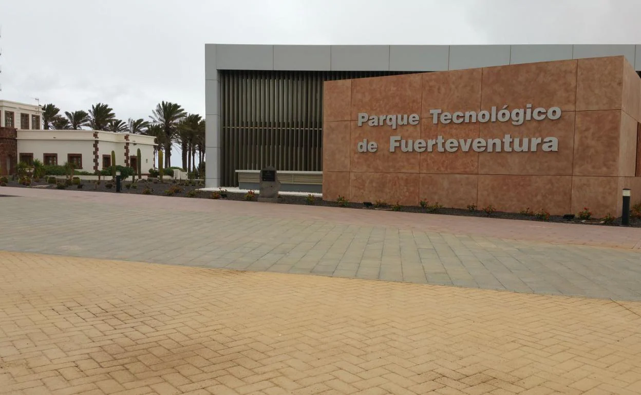 El Parque Tecnológico se localiza en Los Estancos, en el municipio de Puerto del Rosario. 