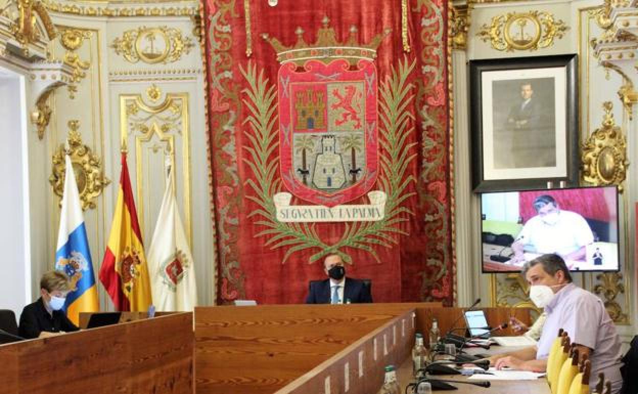 El concejal Doreste, a la derecha, interviene durante el pleno ante la mirada del alcalde, Augusto Hidalgo. 