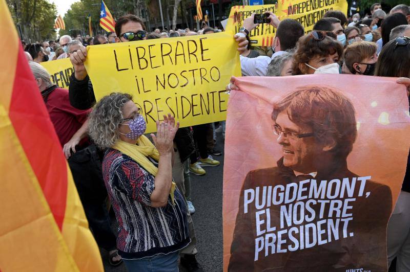 Decenas de personas se han lanzado a la calle en Barcelona para pedir la libertad de Carles Puigdemont. 