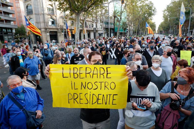 Decenas de personas en las calles de Barcelona pidiendo la libertad de Puigdemont. 