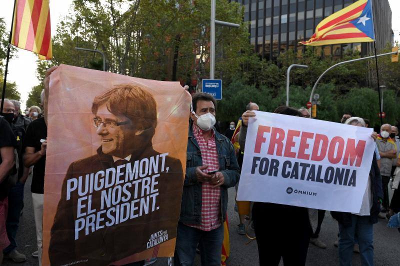 Pancartas con el rostro de Puigdemont y pidiendo la independencia de Cataluña. 